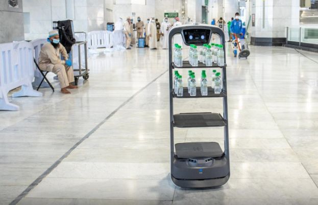 حرمین شریفین میں اسمارٹ روبوٹ ٹیکنالوجی کے ذریعے آب زم زم کی بوتلوں کی تقسیم