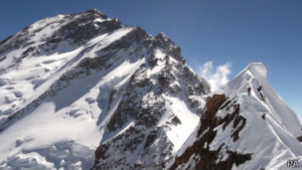 پہاڑوں پر برف پڑ رہی ہے اور ہے مہینہ مئی کا