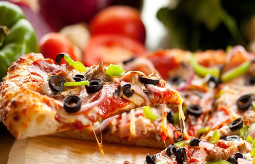 پیزا کا نام سنتے ہی بھوک جاگ اٹھتی ہے بچوں سے لے کر بڑوں تک سبھی کو یہ لذیذ ڈش بے حد پسند ہے