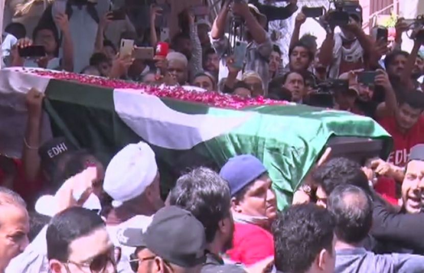 عمر شریف کا جسدِ خاکی سپردِ خاک، عبداللّٰہ شاہ غازی کے مزار کے احاطے میں تدفین