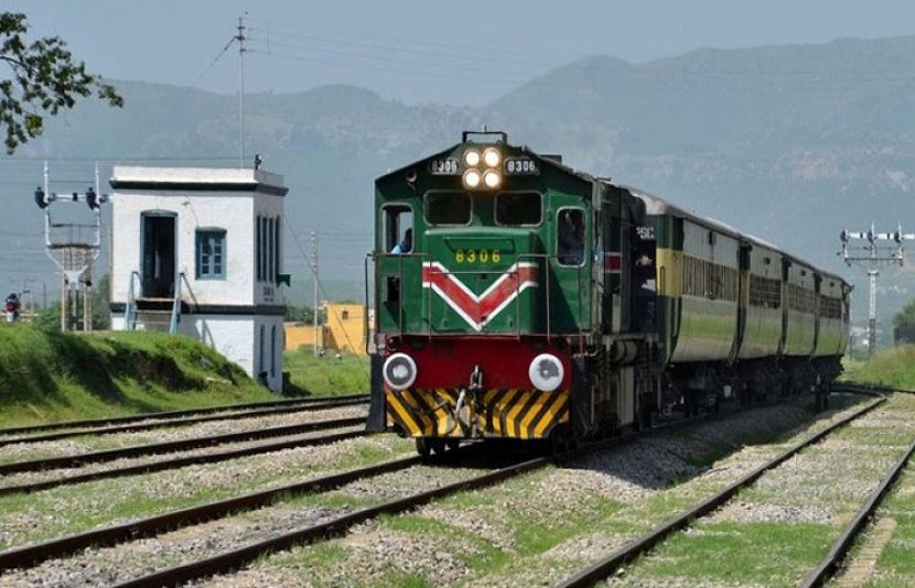 کراچی سے لاہور جانے والی دو ٹرینیں بیک وقت معطل کر دی گئیں