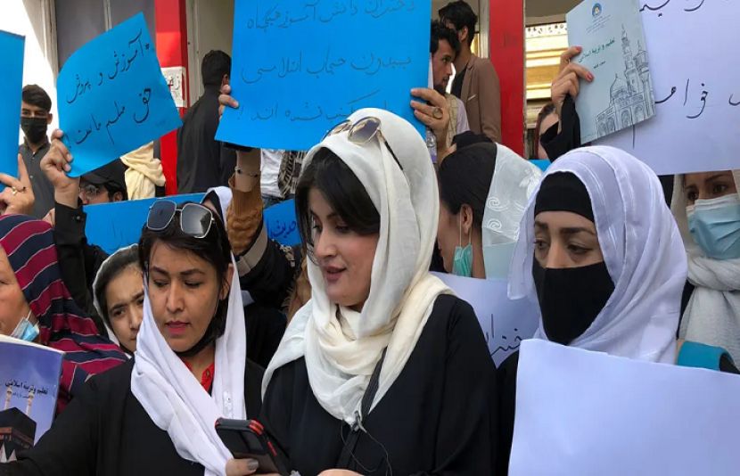 افغان طالبان نے خواتین کے این جی اوز میں کام کرنے پر پابندی لگادی