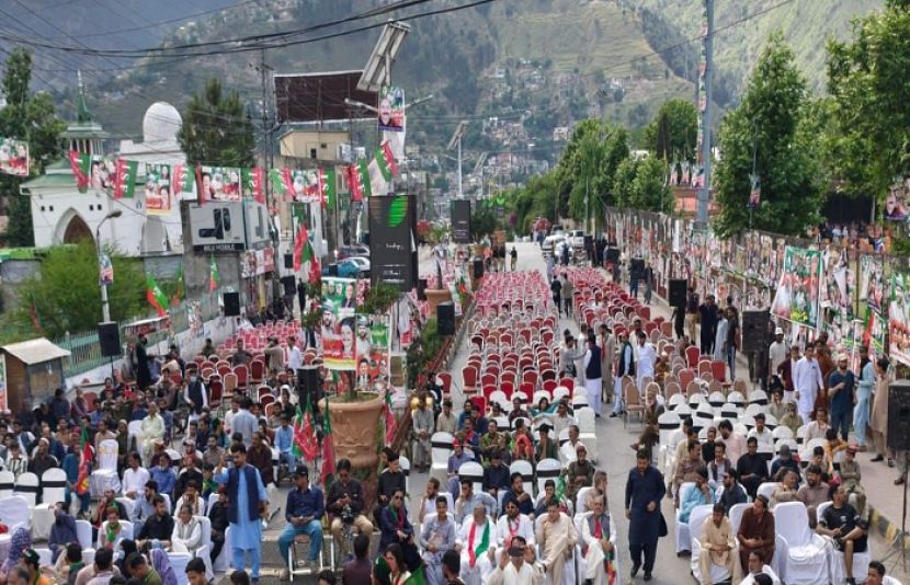 پی ٹی آئی مظفرآباد طاقت دکھانے گئی تھی۔ کرسیاں آئیں، عوام نہیں آئے