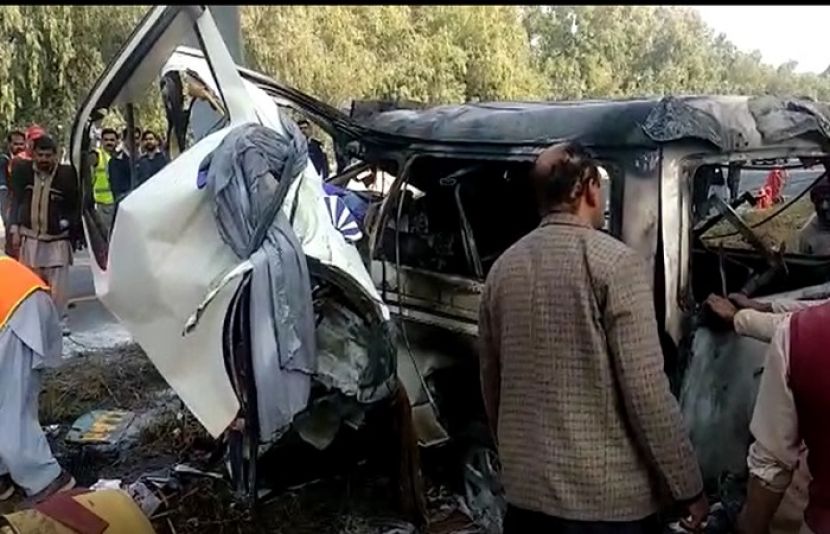 سرگودھا کے قریب مسافر وین میں آتشزدگی، 9 افراد جاں بحق ہو گئے