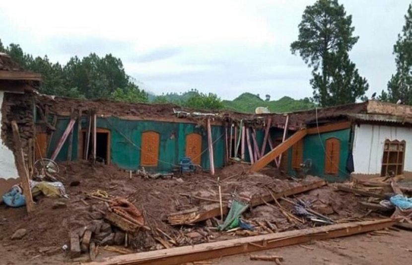 آزاد جموں و کشمیر میں بارش کے نتیجے میں ایک کچا مکان کے گرنے سے 10 افراد جاں بحق ہو گئے