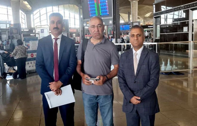 سابق سینیٹر مشتاق احمد اسرائیلی حراست سے رہائی کے بعد اسلام آباد پہنچ گئے