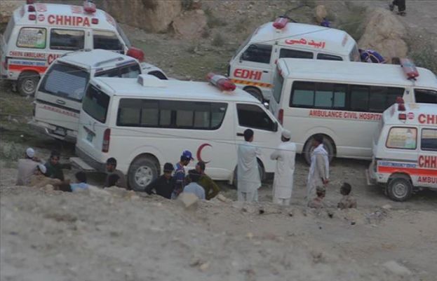 مظفرآباد میں مسافر وین گہری کھائی میں گرنے سے 7 افراد جاں بحق اور تین زخمی ہوگئے۔