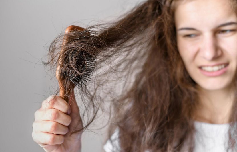 بالوں کی خشکی دور کرنے میں مدد دینے والے آسان طریقے