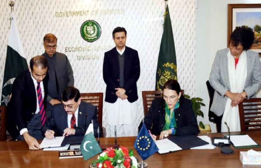  معاہدے کی دستاویزات پر سیکریٹری اقتصادی امور سید پرویز عباس اور یورپی یونین کی سفیر انڈرولہ کامینارا نے دستخط کر رہے ہیں