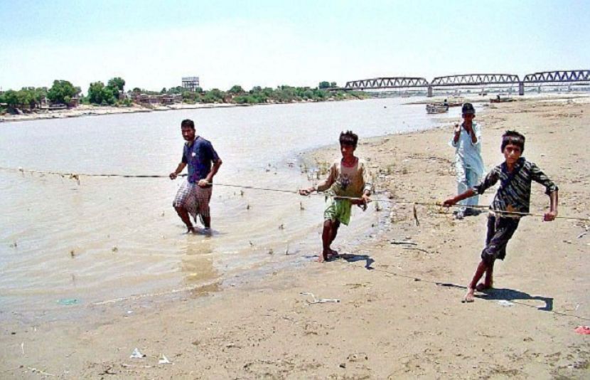 حیدرآباد میں دریائے سندھ کے کنارے سے ریت چوری کرنے کا سلسلہ جاری ہے