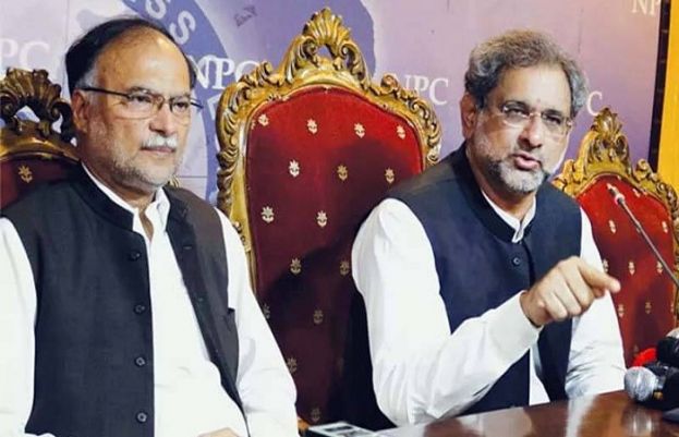 مسلم لیگ نواز کے رہنما شاہد خاقان عباسی اور احسن اقبال