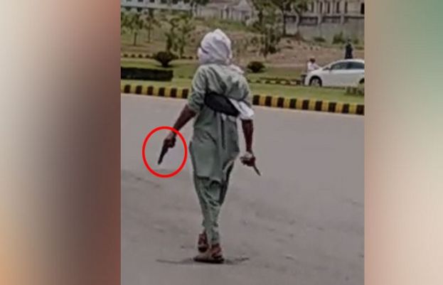 پارلیمنٹ ہاوس کے باہرسے ایک مسلحہ شخص کو گرفتار
