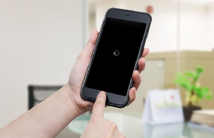 اپنے اینڈرائیڈ فون میں کسی بھی عارضی رکاوٹ کو دور کرنے کے لیے فون کو ری بوٹ کیا جاتا ہے