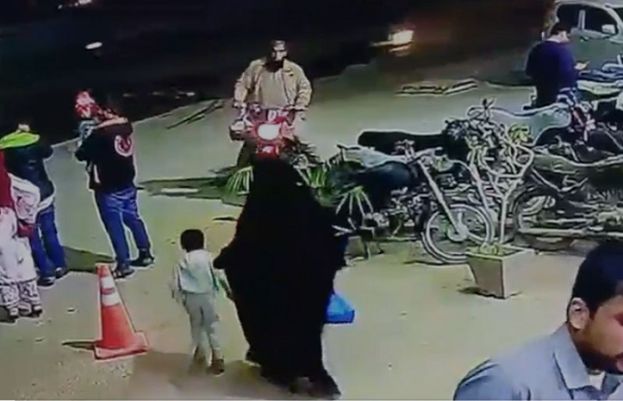 نیپا چورنگی کے قریب ایک بچے کے کھلے مین ہول میں گرنے کا افسوسناک واقعہ کی ویڈیو سامنے آئی ہے