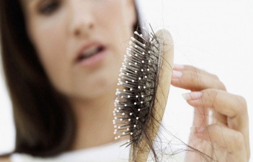 وسم گرما میں سر کی جلد پر زیادہ پسینہ آنے کے سبب بال کمزور ہو کر جھڑ سکتے ہیں
