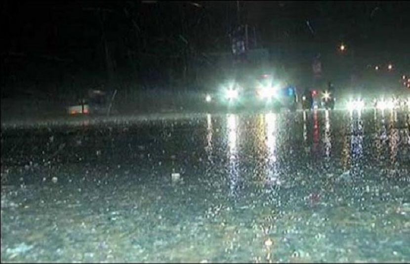 کراچی کے کئی علاقوں میں بارش کی وجہ سے موسم خوشگوار