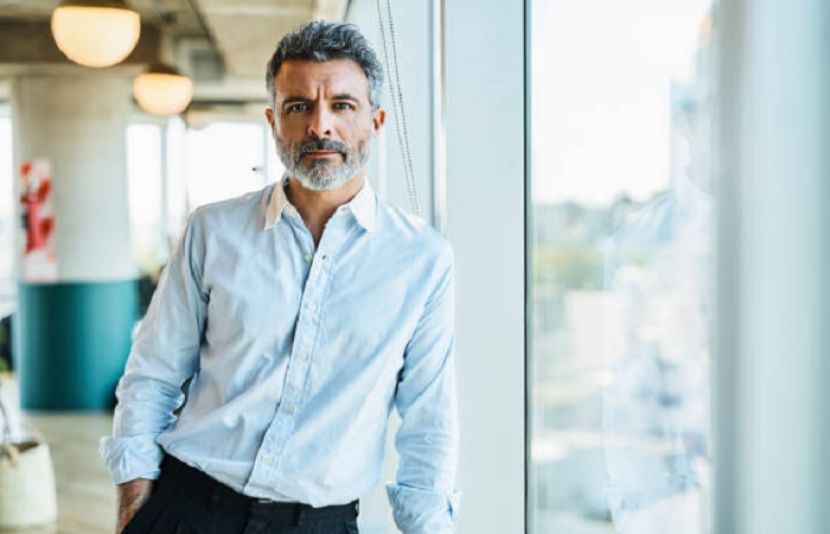 طرز زندگی بالخصوص سگریٹ نوشی بھی قبل از وقت بالوں کے سفید ہوجانے کی اہم وجہ ہے۔