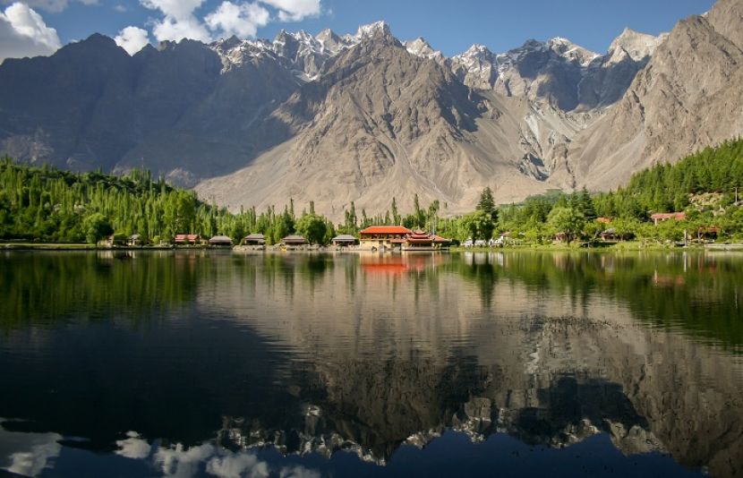 گلگت بلتستان کے سیاحتی مقامات کو آج سے کھولنے کا باضابطہ اعلان کر دیا ہے۔