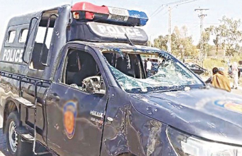 کرک میں پولیس موبائل پر فائرنگ سے 5 پولیس اہلکار شہید ہوگئے