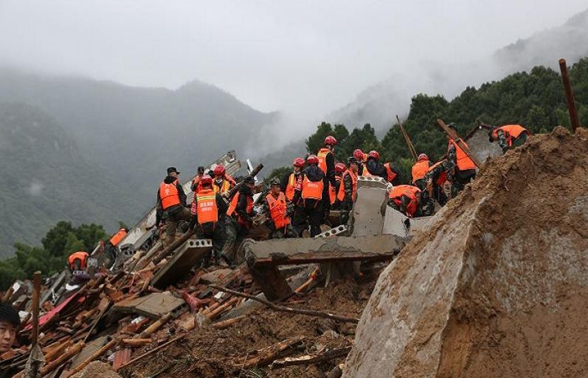 چین کے صوبہ یوننان میں آج صبح لینڈ سلائیڈنگ سے 2 افراد ہلاک اور درجنوں لاپتا ہوگئے ہیں۔