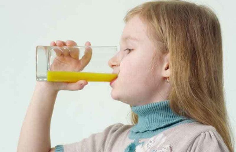 والدین لاعلمی میں خود ہی بچوں کو ایسی غذائیں دے دیتے ہیں جو ان کی صحت کے لیے نقصان دہ ثابت ہو سکتی ہیں