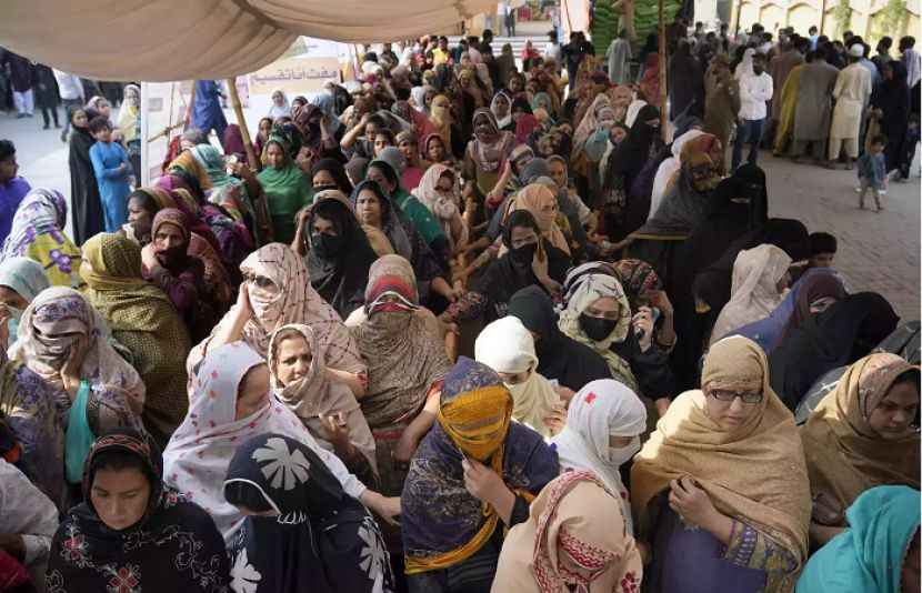 کراچی: بینظیر انکم سپورٹ پروگرام کے مرکز میں بھگدڑ، متعدد خواتین زخمی