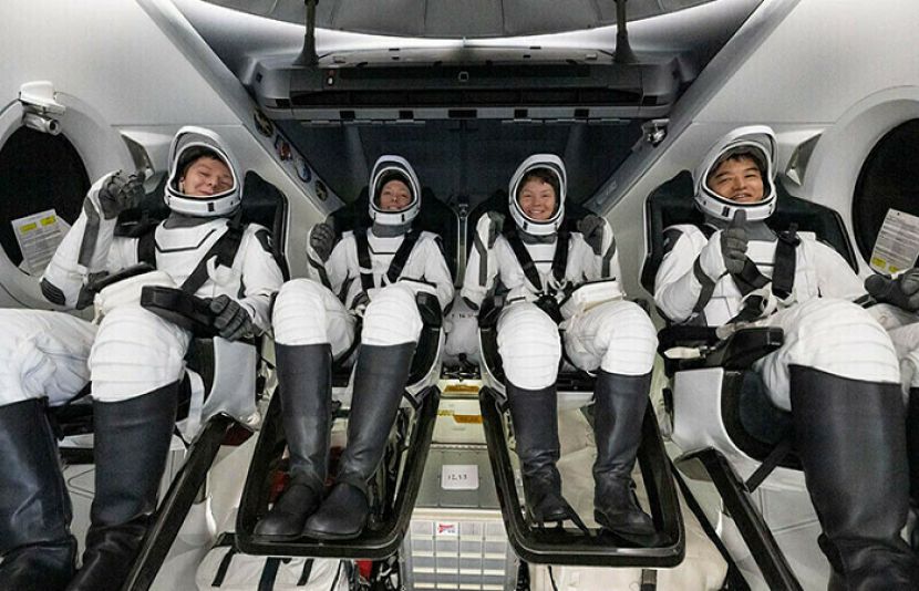 ناسا کے چار خلا نورد پانچ ماہ طویل مشن مکمل کرنے کے بعد زمین پر واپس پہنچ گئے۔