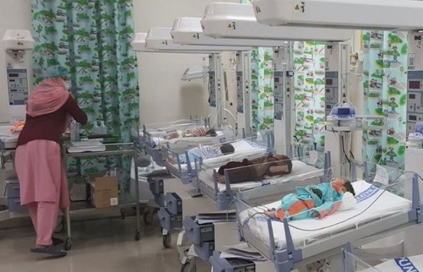 ساہیوال کے ڈسٹرکٹ ہیڈ کوارٹر اسپتال کے چلڈرن وارڈ میں ایئرکنڈیشنڈ کی خرابی کے باعث 5 بچے جاں بحق ہوگئے