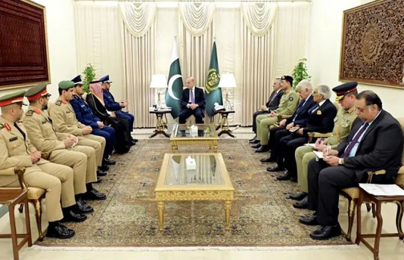 وزیراعظم شہبازشریف نے سے سعودی عرب کی مسلح افواج کے چیف آف جنرل اسٹاف جنرل فیاض بن حمید الرویلی اسلام آباد میں ملاقات کر رہے ہیں