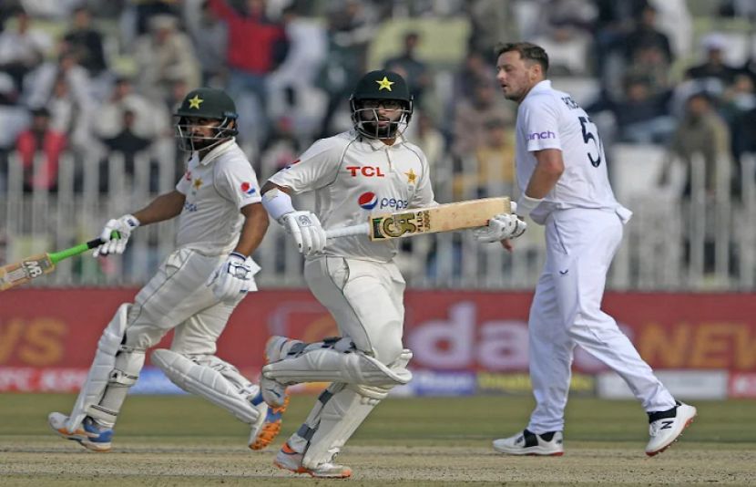 انگلینڈ کے خلاف پاکستان کی بیٹنگ جاری
