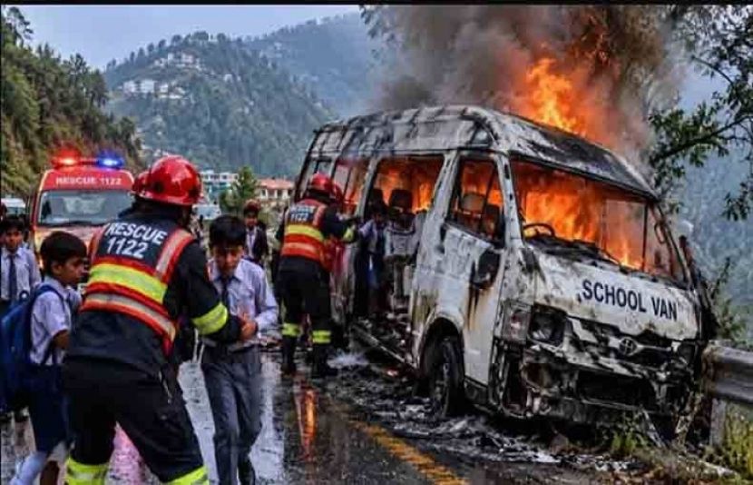 مری میں اسکول کے بچوں کو لے جانے والی وین حادثے کا شکار ہو گئی