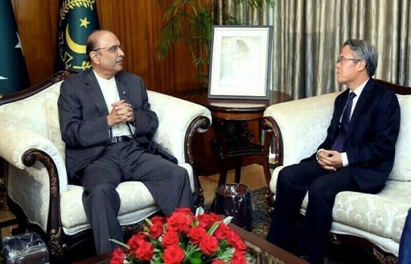 صدر مملکت آصف زرداری سے پاکستان میں چین کے سفیر چیانگ زئے دونگ  ملاقات کر رہے ہیں