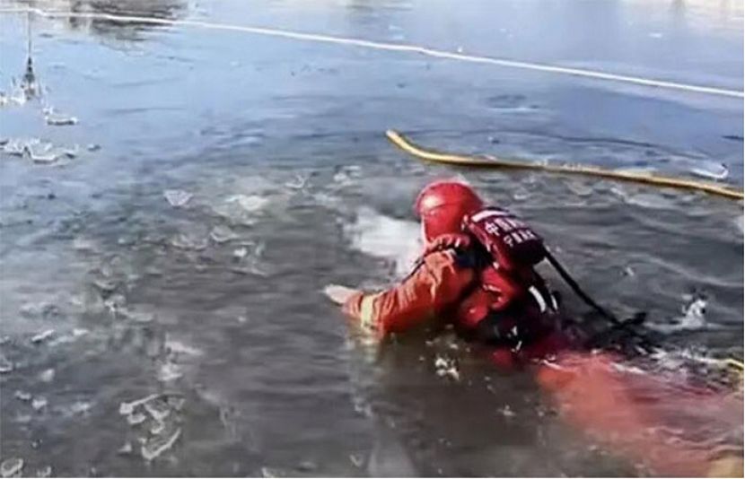 بچی نے منجمد جھیل سے بچے کو بچایا