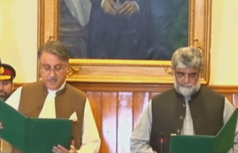 نگران وزیراعلیٰ بلوچستان میرعلی ڈومکی  حلف اُٹھا رہے ہیں