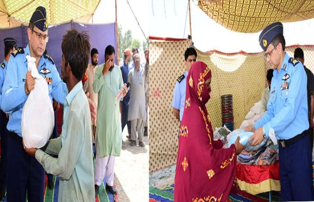 پاک فضائیہ نے ضرورتمند خاندانوں میں خشک راشن اور پکے ہوئے کھانے کے پیکٹ تقسیم کیئے۔