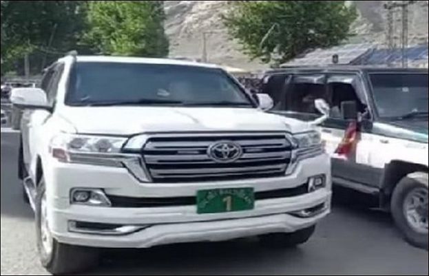 گلگت بلتستان کی حکومت نے سرکاری گاڑیوں پر ’’یہ گاڑی ٹیکس گزاروں کی ملکیت ہے‘‘ لکھنے کا حکم جاری کردیا۔