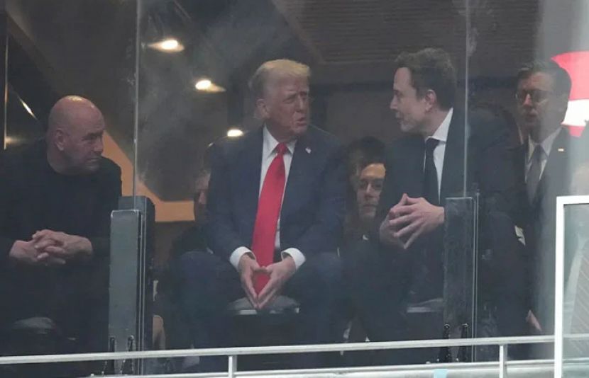 امریکی صدر ڈونلڈ ٹرمپ اور ارب پتی ایلون مسک کی کئی ماہ بعد ایریزونا میں غیر متوقع ملاقات ہوئی