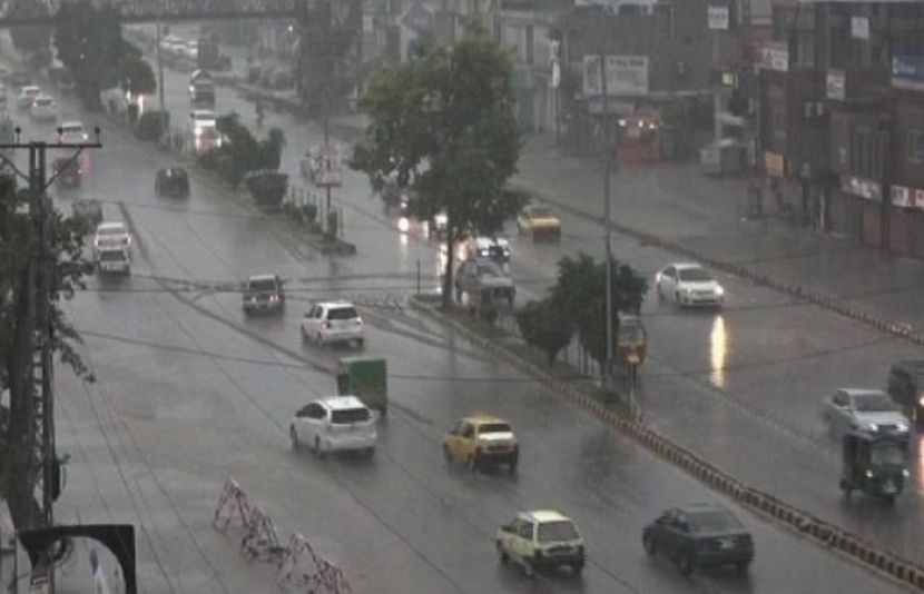 کراچی کے مختلف علاقوں میں بوندا باندی اور ہلکی بارش کے بعد موسم خوشگوار ہوگیا ہے