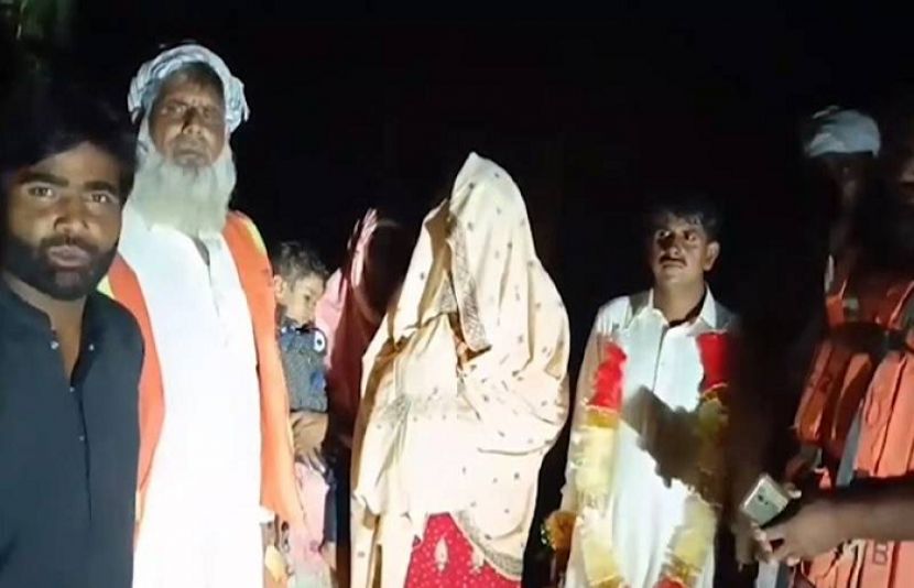 قصور میں دلہے نے انوکھا انداز اپنایا اور کشتی پر سوار ہو کر بارات لے کر دلہن کے گھر جا پہنچا