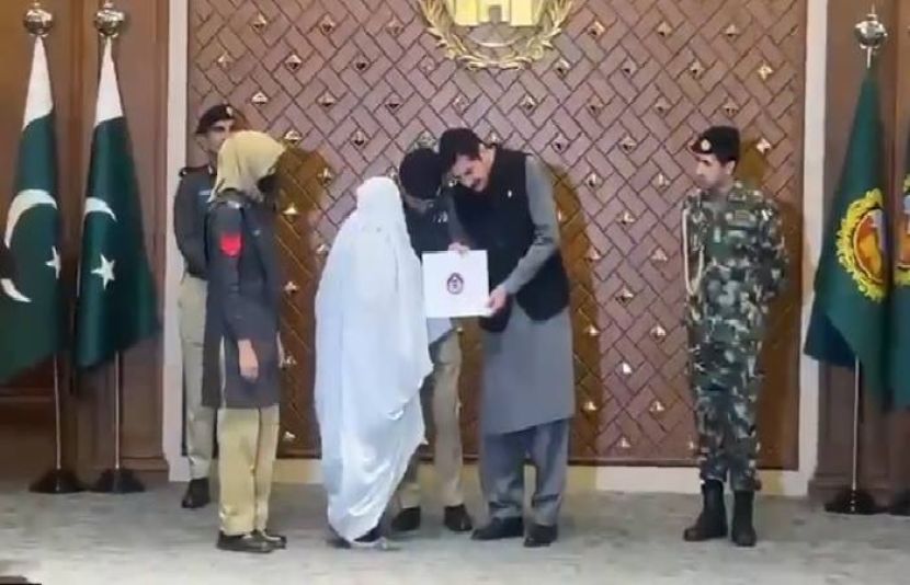 خیبر پختونخوا پولیس کے 54 شہدا کے خاندانوں میں پلاٹوں کے الاٹمنٹ لیٹرز تقسیم کیے گئے