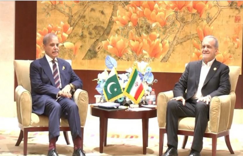 وزیراعظم شہباز شریف کی چین میں ایرانی صدر مسعود پزشکیان سے ملاقات