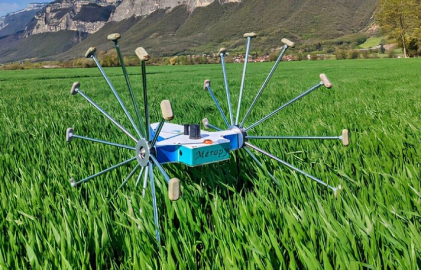 کھیتوں میں لڑھک کر فصلوں کی نگہداشت کرنے والا روبوٹ