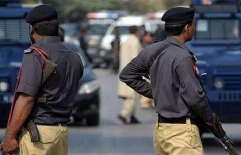 کراچی میں سائٹ سپرہائی وے پولیس موبائل پر دہشت گردوں نے دستی بم سے حملہ کردیا ہے