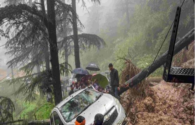 مظفر آباد میں بادل پھٹ پڑا، کلاؤڈ برسٹ کے نتیجے میں کئی مکانات اور مسجد تباہ ہوگئے