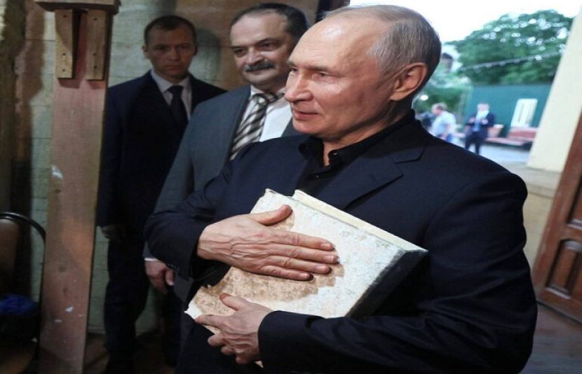 روسی صدر ولادیمیر پوتن کی جانب سے داغستان میں مسجد کے دورے کے دوران تحفے میں دیے گئے قرآن مجید کو سینے سے لگا لیا۔