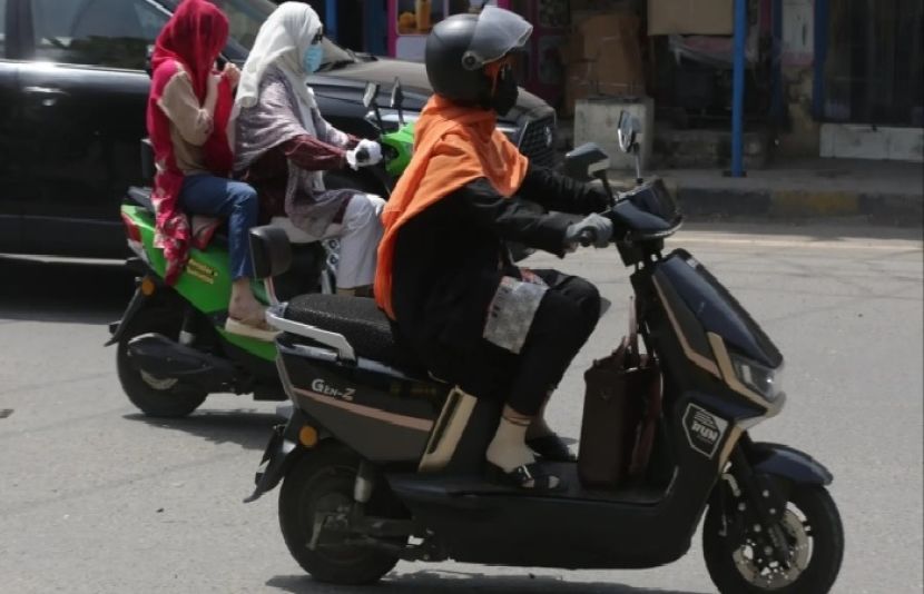 طالبات اور ملازمت پیشہ خواتین کو مفت الیکٹرک اسکوٹیز دینےکی منظوری دے دی گئی۔