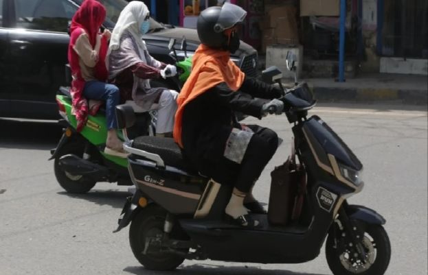 طالبات اور ملازمت پیشہ خواتین کو مفت الیکٹرک اسکوٹیز دینےکی منظوری دے دی گئی۔