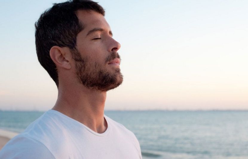 ماہرینِ صحت کے مطابق گہری سانس لینا ایک سادہ مگر مؤثر طریقہ ہے