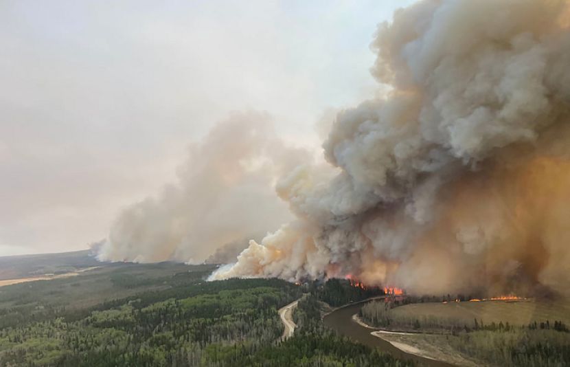 کینیڈا کے صوبے البرٹا کے جنگلات میں لگی آگ بے قابو، ایمرجنسی نافذ