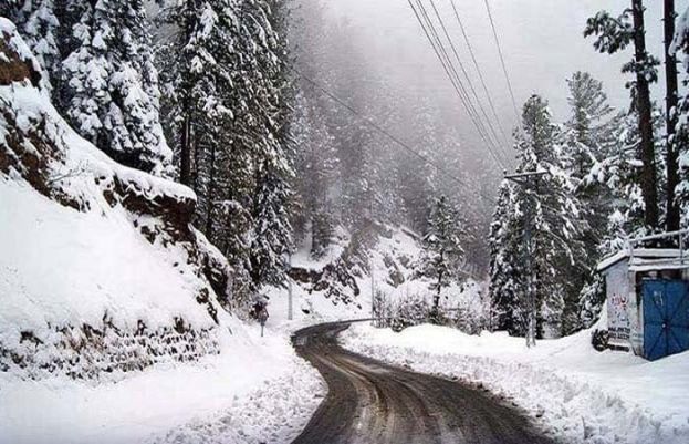 پہلی برفباری سے نیلم کی وادیاں نکھر گئیں